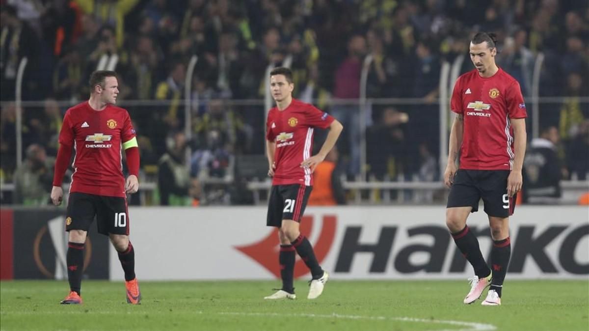 Ander Herrera flanqueado por Wayne Rooney y Zlatan Ibrahimovic Ander Herrera flanqueado por Wayne Rooney y Zlatan Ibrahimovic