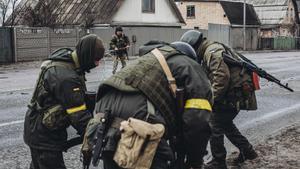 Varios soldados del ejército ucraniano colocan una alambrada.