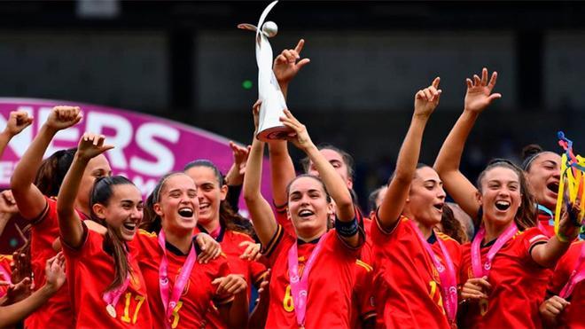 Ariadna Mingueza: «Ha sido un honor levantar la copa de campeonas de Europa»