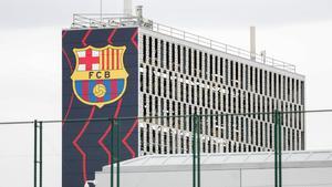 El escudo del Barça en la Ciutat Esportiva Joan Gamper