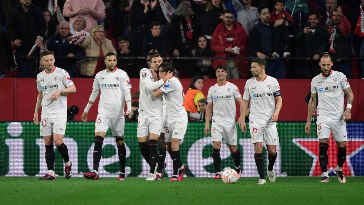 Los jugadores del Sevilla, celebrando el gol de Joan Jordán al Fenerbahçe