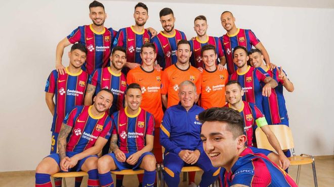 Simpático selfie de los jugadores con Andreu Plaza Simpático selfie de los jugadores con Andreu Plaza