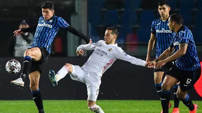Matteo Pessina disputa un balón con Lucas Vázquez durante el Atalanta - Real Madrid Matteo Pessina disputa un balón con Lucas Vázquez durante el Atalanta - Real Madrid