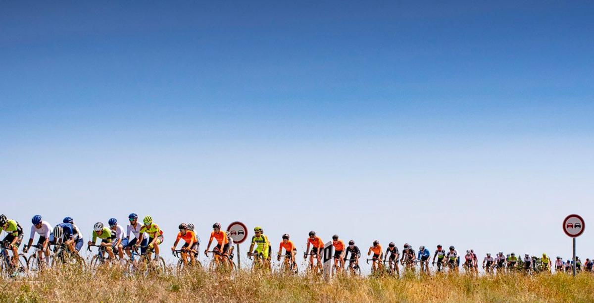 El equipo ciclista de Euskaltel durante una de las etapas de la Vuelta a Portugal