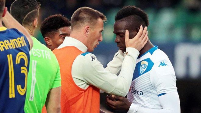 Balotelli, arropado por sus compañeros Balotelli, arropado por sus compañeros
