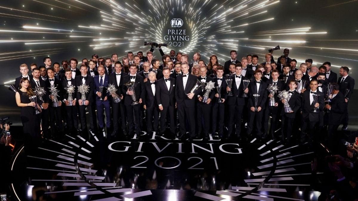 El presidente de la FIA, Jean Todt, con todos los pilotos premiados en la Gala de París El presidente de la FIA, Jean Todt, con todos los pilotos premiados en la Gala de París