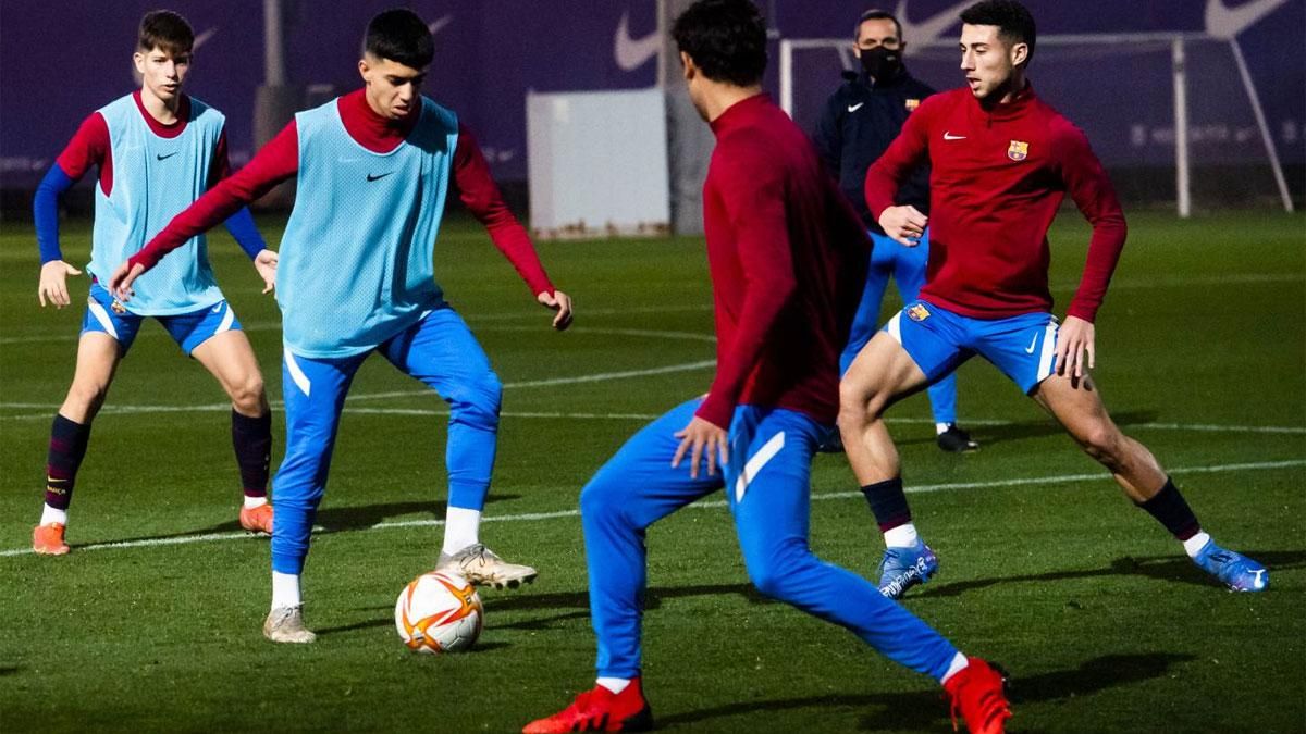 La plantilla del filial se ejercitó este miércoles por la tarde en la Ciutat Esportiva bajo la atenta mirada de Sergi Barjuan, como todos los técnicos, con mascarilla La plantilla del filial se ejercitó este miércoles por la tarde en la Ciutat Esportiva bajo la atenta mirada de Sergi Barjuan, como todos los técnicos, con mascarilla