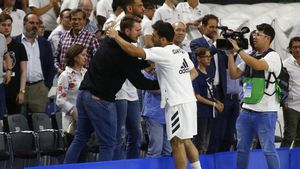 Doncic y Campazzo se saludan en un partido de los blancos Doncic y Campazzo se saludan en un partido de los blancos