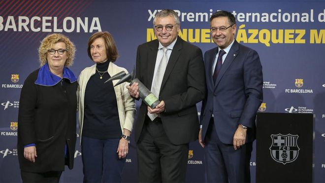 Michael Robinson recibió el premio de manos de Neus Bonet, Anna Sallés y Josep Maria Bartomeu Michael Robinson recibió el premio de manos de Neus Bonet, Anna Sallés y Josep Maria Bartomeu