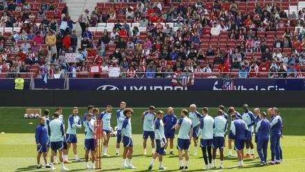 La afición del Atlético acompañó a sus jugadores en el último entrenamiento