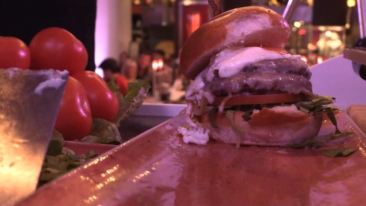 Así se hace la Messi Burger: Chorizo criollo, provolone y toques argentinos