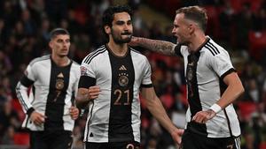 Jugadores de Alemania celebran el gol de Gündogan