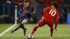 Julian Draxler sortea a Leroy Sane durante el PSG-Bayern de Champions
