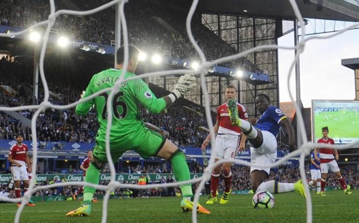 Lukaku bate a Víctor Valdés en el tanto del definitivo 3-1 Lukaku bate a Víctor Valdés en el tanto del definitivo 3-1