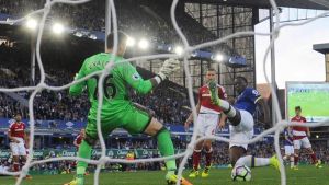 Lukaku bate a Víctor Valdés en el tanto del definitivo 3-1 Lukaku bate a Víctor Valdés en el tanto del definitivo 3-1