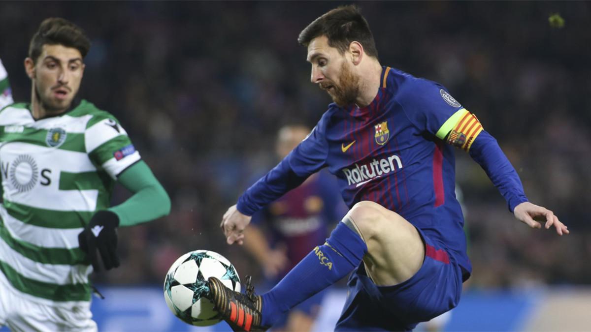 Leo Messi controla el balón durante el FC Barcelona - Sporting  de la Champions 2017/18
