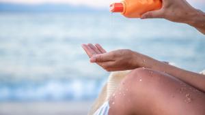 Diez recomendaciones del dermatólogo para tomar el sol sin dañar nuestra piel
