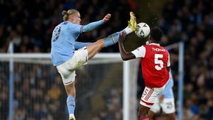 Haaland disputando un balón con Thomas en el Manchester City - Arsenal de dieciseisavos de FA Cup