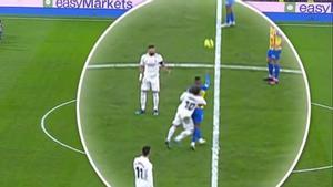 Imagen en el momento en el que Modric golpea a un adversario