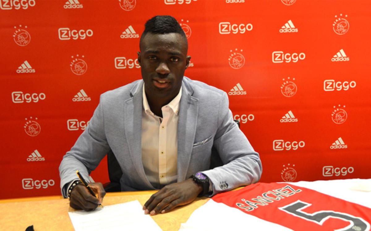 Davinson firmó su nuevo contrato con el Ajax Davinson firmó su nuevo contrato con el Ajax