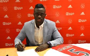 Davinson firmó su nuevo contrato con el Ajax Davinson firmó su nuevo contrato con el Ajax