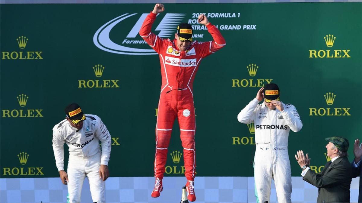 Vettel, exultante, rodeado de los pilotos de Mercedes en el podio Vettel, exultante, rodeado de los pilotos de Mercedes en el podio
