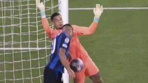 Ederson casi regala el primer gol al Inter