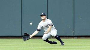 Brett Gardner # 11 de los Yankees de Nueva York hace un intento de captura de la bola lanzada por Alex Bregman # 2 de los Houston Astros en la primera entrada, pero no pudo atrapar a Minute Maid. Brett Gardner # 11 de los Yankees de Nueva York hace un intento de captura de la bola lanzada por Alex Bregman # 2 de los Houston Astros en la primera entrada, pero no pudo atrapar a Minute Maid.