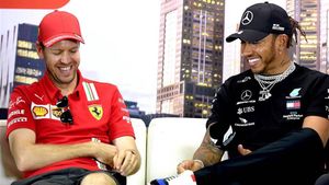 Vettel (Ferrari) y Hamilton (Mercedes) en una rueda de prensa del GP de Australia 2020 Vettel (Ferrari) y Hamilton (Mercedes) en una rueda de prensa del GP de Australia 2020