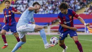 Mingueza disputa un balón con Joao Félix en el Barcelona - Celta