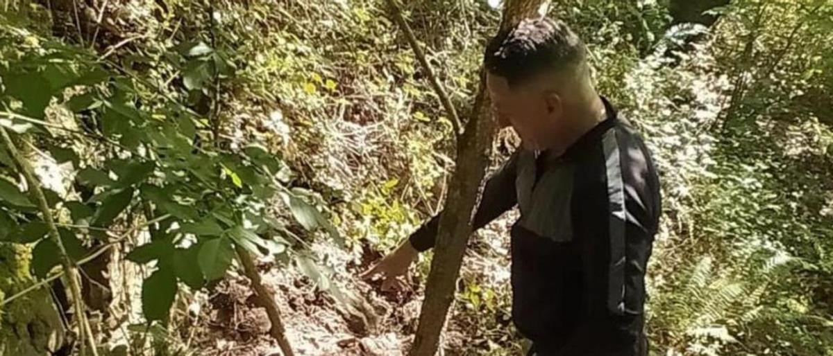 Jesús Murillo, señalando el lugar en el que encontró el esqueleto. Jesús Murillo, señalando el lugar en el que encontró el esqueleto.