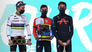 Sosa en el podio de la prueba junto a su compañero de Ineos Sosa en el podio de la prueba junto a su compañero de Ineos