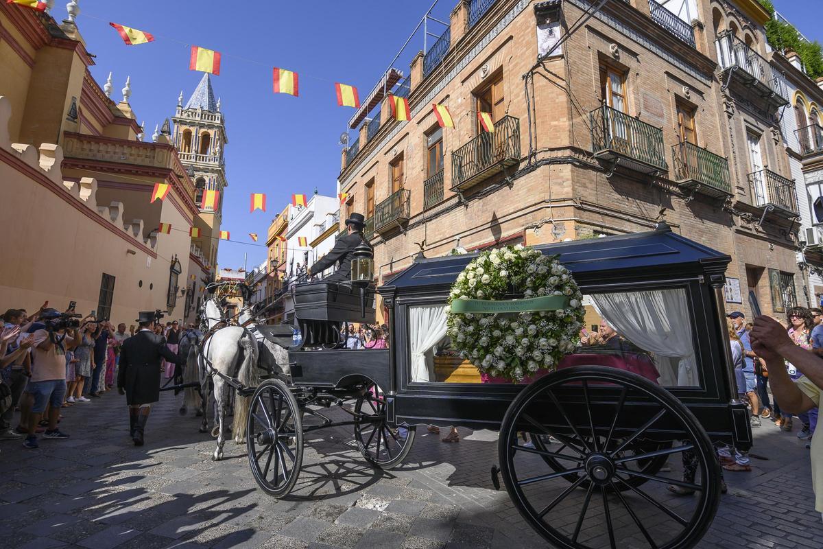 El féretro de María Jiménez es transportado en un coche de caballos a la iglesia de Santa Ana de Triana, donde se celebrará una misa El féretro de María Jiménez es transportado en un coche de caballos a la iglesia de Santa Ana de Triana, donde se celebrará una misa