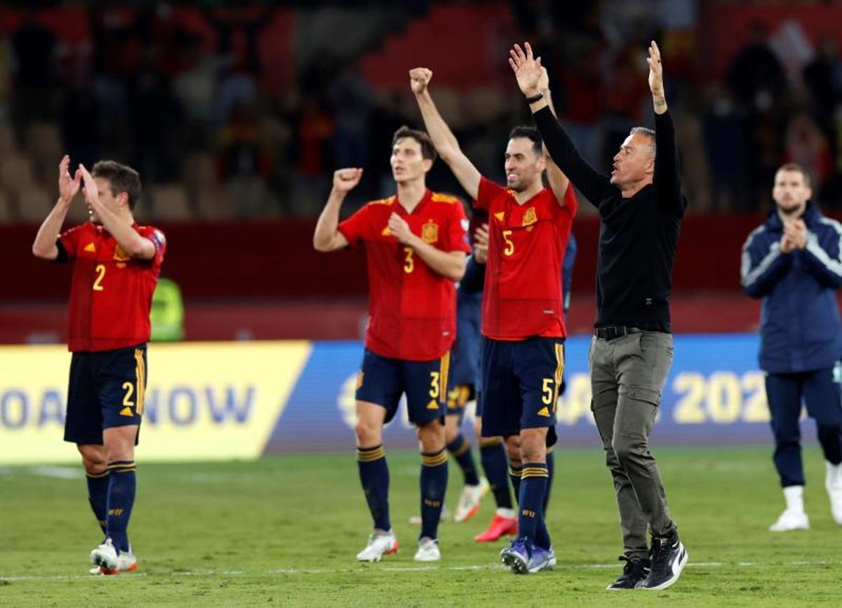 Luis Enrique, el entrenador de la selección española de fútbol, celebra una victoria junto a sus jugadores