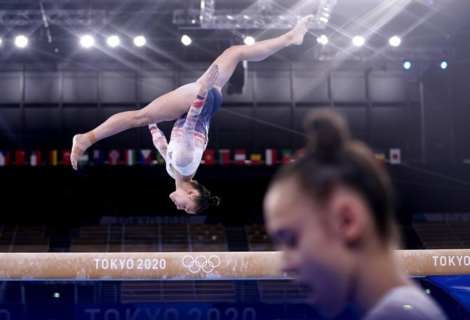 Una gimnasta ejecuta un salto durante los juegos de Tokio 2020 Una gimnasta ejecuta un salto durante los juegos de Tokio 2020