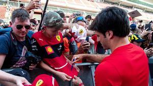 Sainz, firmando autógrafos a sus seguidores en Barcelona