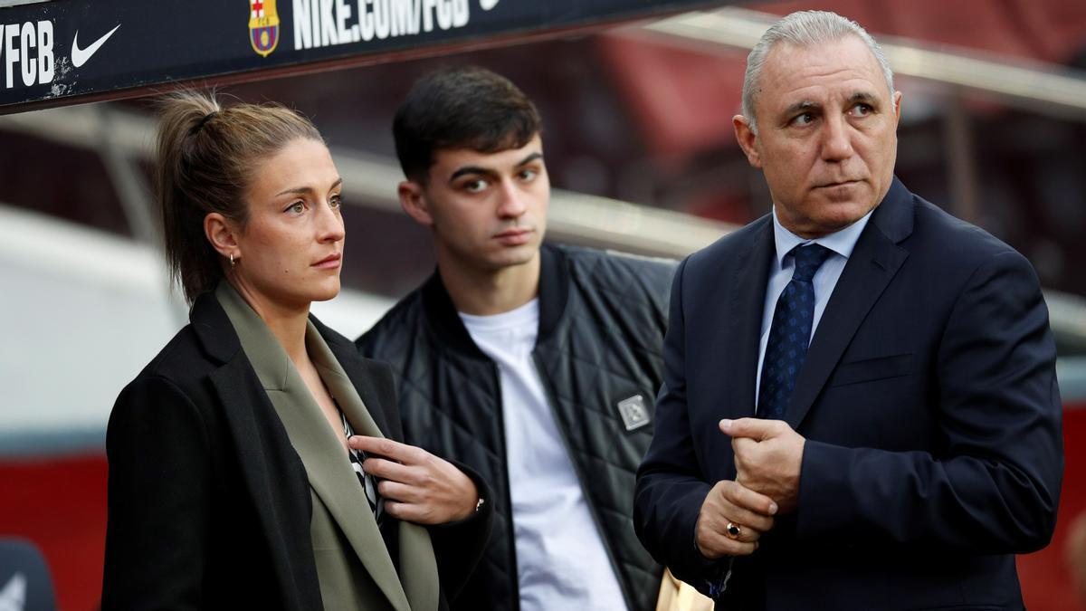 Hristo Stoichkov, en el Camp Nou con Pedri y Alexia