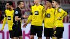 Los jugadores del Dortmund se quejan al árbitro
