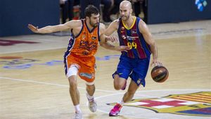 Nick Calathes trata de zafarse de Guillem Vives Nick Calathes trata de zafarse de Guillem Vives