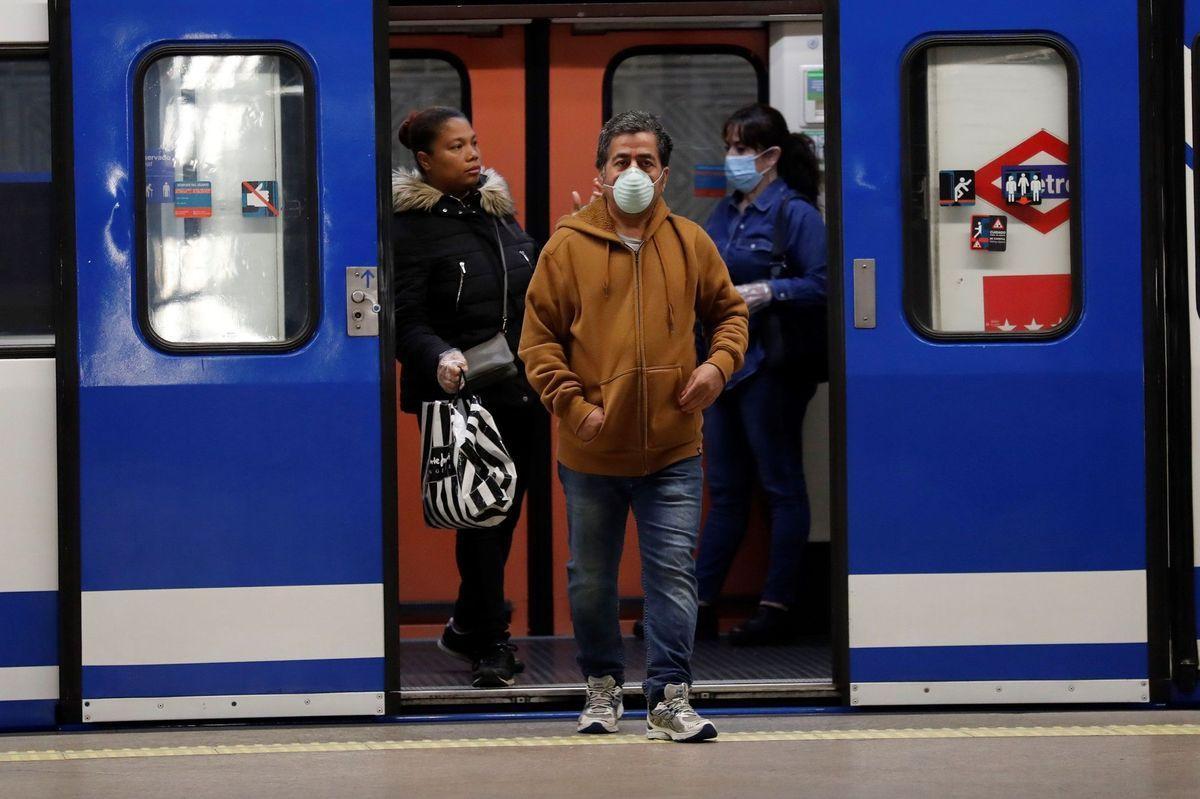 Varias personas con mascarilla en el metro de Madrid.