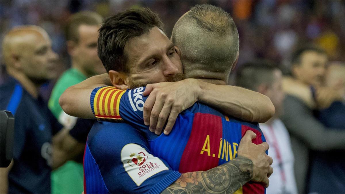 Leo Messi y Andrés Iniesta se felicitan tras ganar el Barça la final de la Copa del Rey 2016/17 frente al Alavés