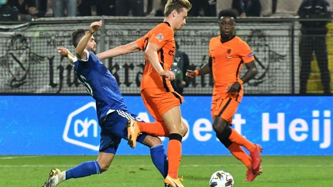 Miralem Pjanic persigue a Frenkie de Jong en el Bosnia-Países Bajos de la UEFA Nations League Miralem Pjanic persigue a Frenkie de Jong en el Bosnia-Países Bajos de la UEFA Nations League