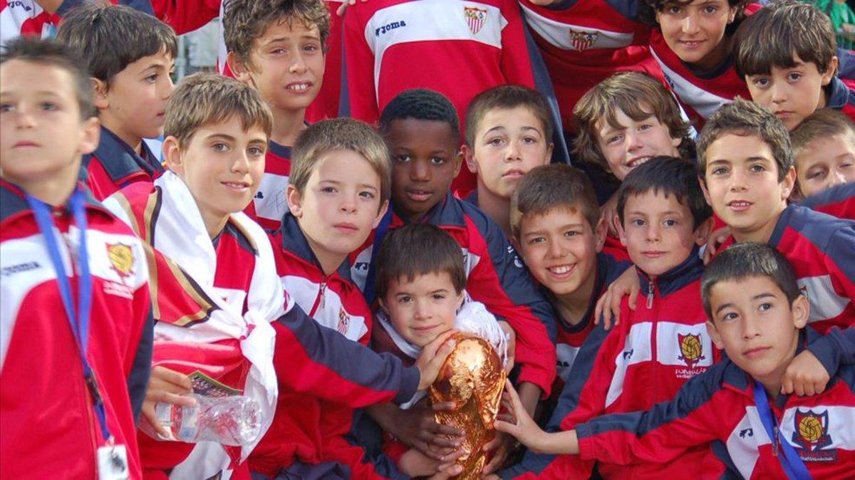 Ansu, en el centro de la imagen, tras ganar el Mundialito de Portugal con el alevín del Sevilla