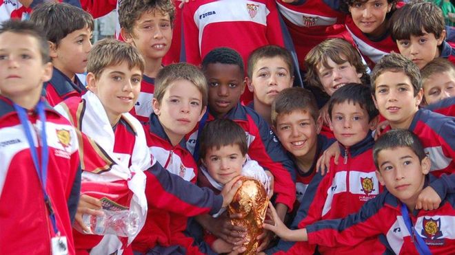 Ansu, en el centro de la imagen, tras ganar el Mundialito de Portugal con el alevín del Sevilla Ansu, en el centro de la imagen, tras ganar el Mundialito de Portugal con el alevín del Sevilla