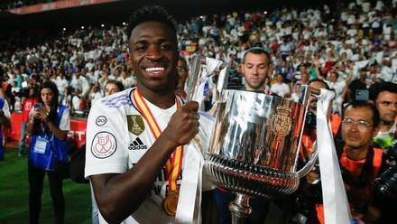 Sorpresa al desvelarse con quién se cambió la camiseta Vinicius tras la final de Copa