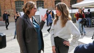 La alcaldesa de Barcelona, Ada Colau, habla con la estudiante de Periodismo que preguntó acerca de su vestimenta.