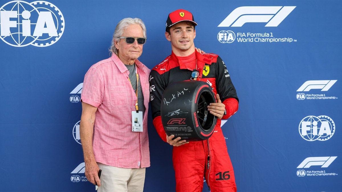 Leclerc con el trofeo de poleman que le ha entregado Michael Douglas