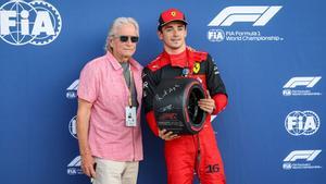 Leclerc con el trofeo de poleman que le ha entregado Michael Douglas