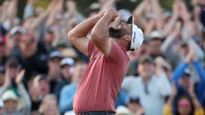 El español Jon Rahm, celebrando su victoria en el hoyo 18