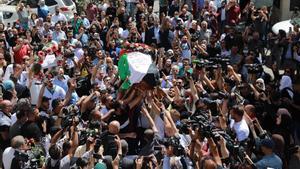 Una multitud porta el féretro de la periodista asesinada de Al Yazira, Shirín Abu Aklé.